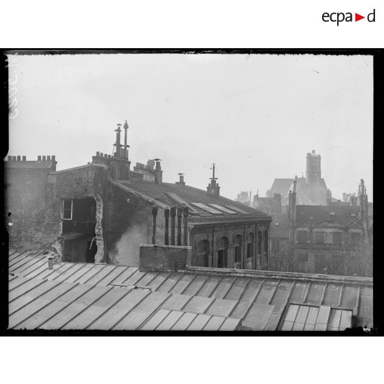Paris, bombardement par canon du 30 mars 1918. Dégâts au 20 rue de l'Hôtel de Ville. [légende d'origine]