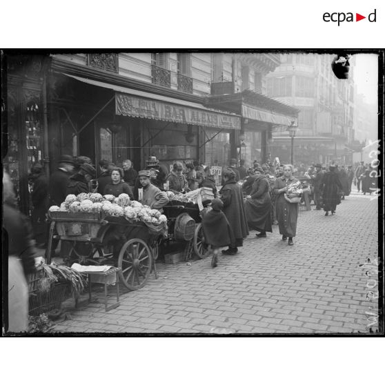 Paris, les marchands des quatre saisons, rue des Martyrs. [légende d'origine]