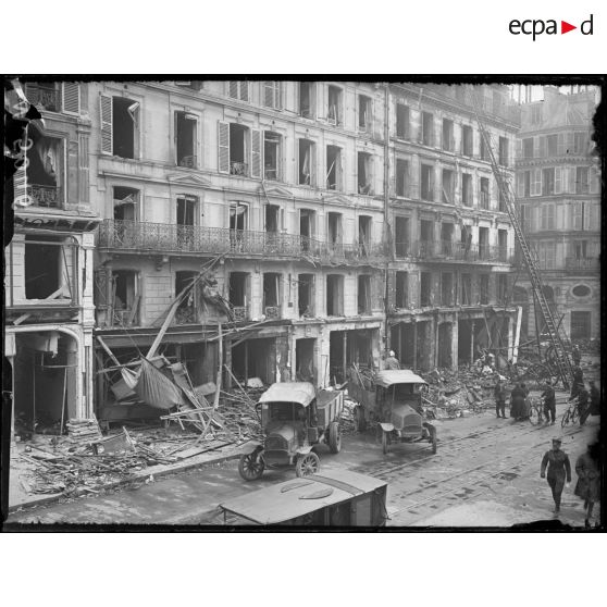 Paris, bombardement par avions, nuit du 12 avril 1918. Immeuble atteints par le feu rue de Rivoli. [légende d'origine]