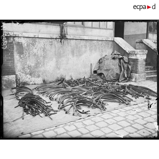 Orléans, aux magasins d'artillerie. Centre de récupération. Harnachements réparés par les soins du magasins. [légende d'origine]