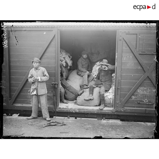 Orléans, aux magasins d'artillerie. Centre de récupération. Les travailleurs annamites au repos dans les wagons à décharger. [légende d'origine]
