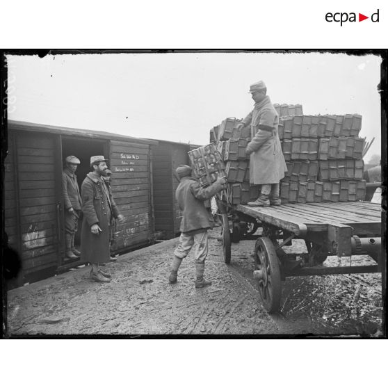 Orléans, aux magasins d'artillerie. Centre de récupération. Chargement d'un wagon de sacs réparés par les soins des magasins d'Orléans. [légende d'origine]