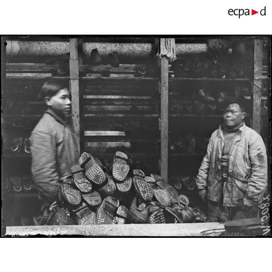Orléans, aux magasins d'artillerie. Centre de récupération. Mise en place des chaussures réparées. [légende d'origine]