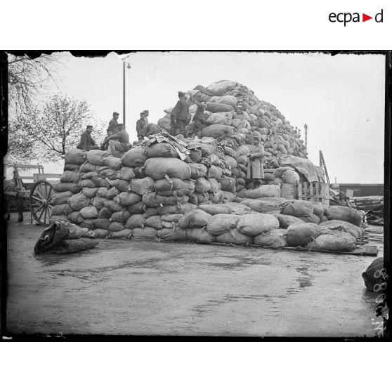 Orléans, aux magasins d'artillerie. Centre de récupération. Balots d'effets expédiés du front mis en tas par les prisonniers boches. [légende d'origine]
