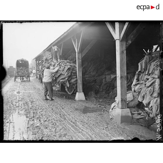 Orléans, aux magasins d'artillerie. Centre de récupération. Les hangars d'effets d'habillement. [légende d'origine]