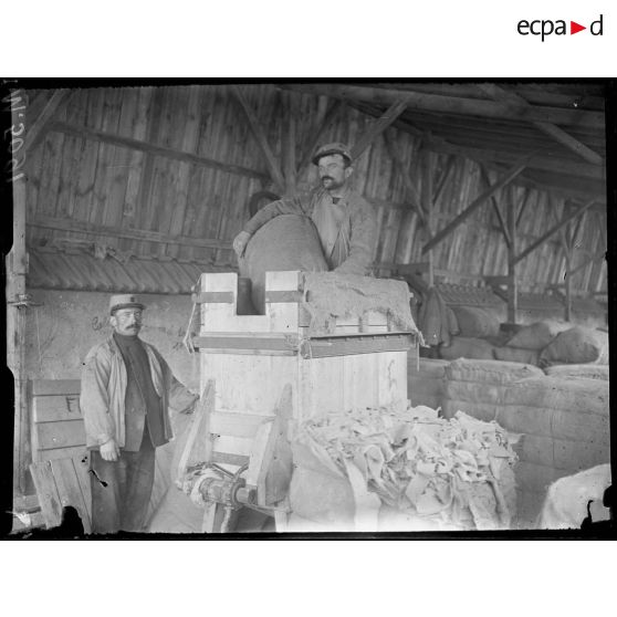 Orléans, aux magasins d'artillerie. Centre de récupération. Mise à la presse des chiffons pour la mise en balots. [légende d'origine]