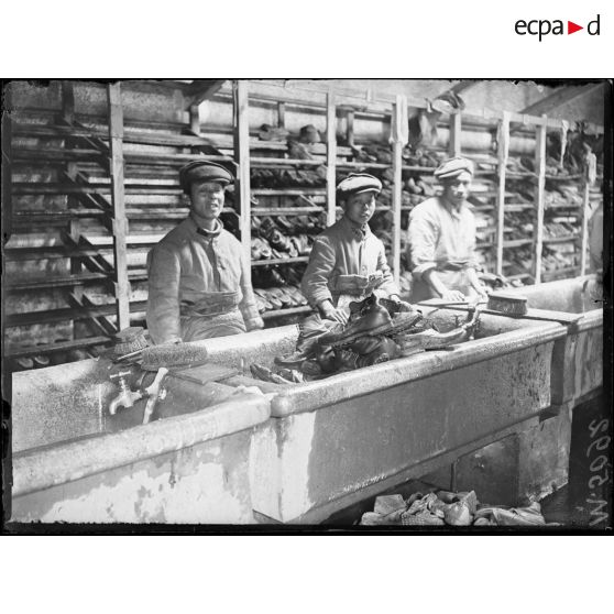 Orléans, aux magasins d'artillerie. Centre de récupération. Lavage des souliers. [légende d'origine]