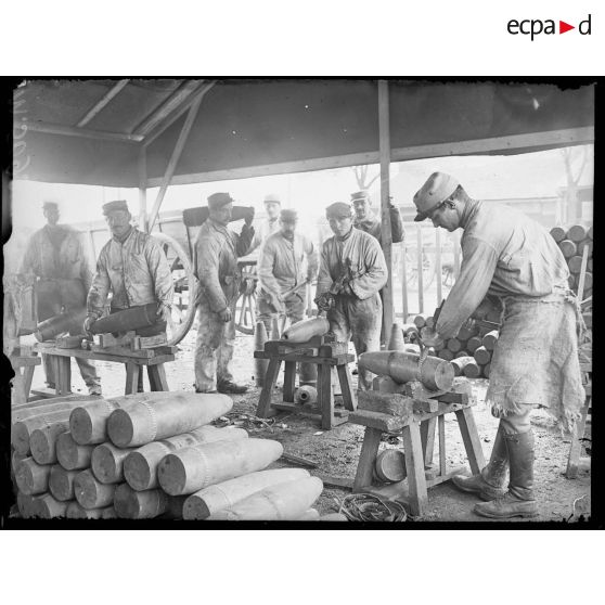 Orléans, aux magasins d'artillerie. Centre de récupération. Déceinturage des obus non accpetés par les commissions de réception. [légende d'origine]