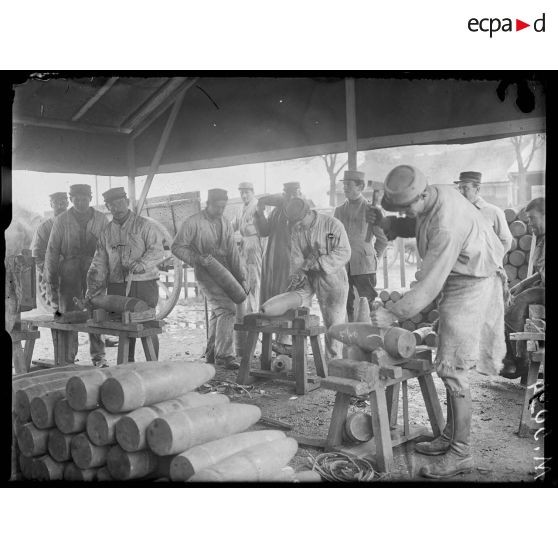 Orléans, aux magasins d'artillerie. Centre de récupération. Déceinturage des obus non accpetés par les commissions de réception. [légende d'origine]
