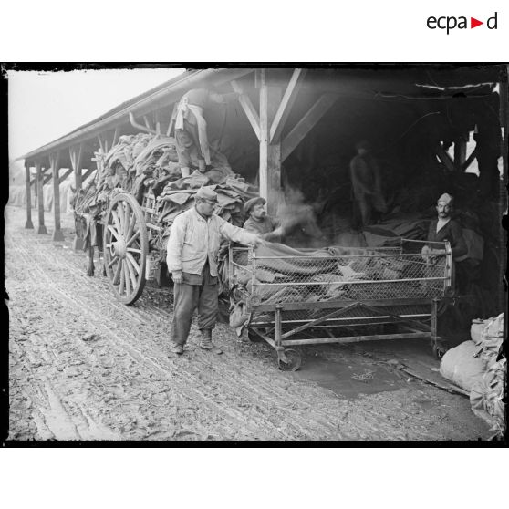 Orléans, aux magasins d'artillerie. Centre de récupération. La sortie de l'étuve des effets nettoyés. [légende d'origine]