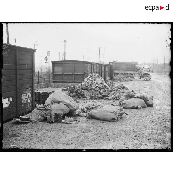 Orléans, aux magasins d'artillerie. Centre de récupération. Vieux effets et matériels sur le quai de débarquement du parc d'artillerie. [légende d'origine]