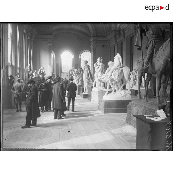 Paris, Petit-Palais, salon des artistes français et de la Société nationale des Beaux-Arts. Le public. [légende d'origine]