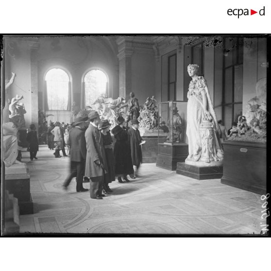 Paris, Petit-Palais, salon des artistes français et de la Société nationale des Beaux-Arts. Le public. [légende d'origine]