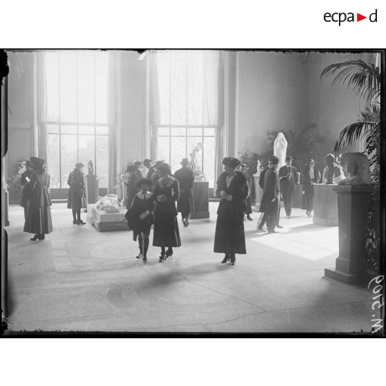 Paris, Petit-Palais, salon des artistes français et de la Société nationale des Beaux-Arts. Le public. [légende d'origine]