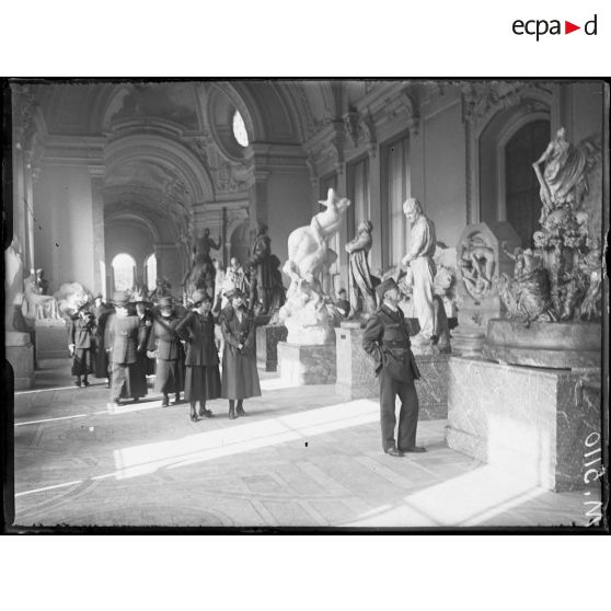 Paris, Petit-Palais, salon des artistes français et de la Société nationale des Beaux-Arts. [légende d'origine]