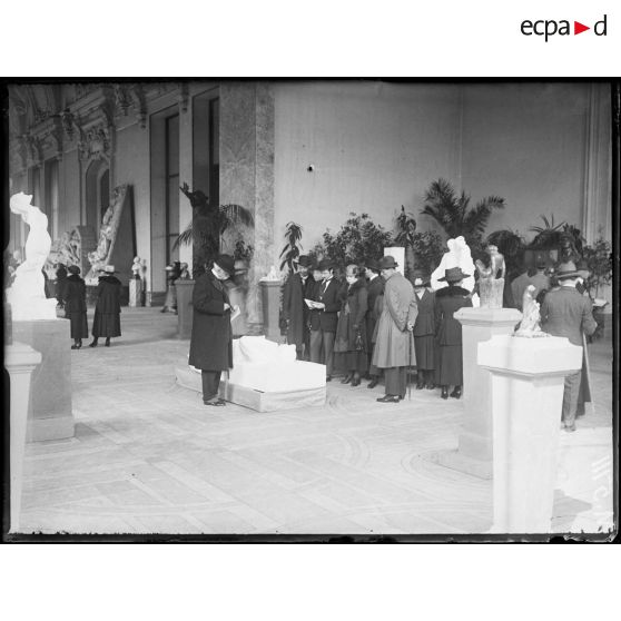 Paris, Petit-Palais, salon des artistes français et de la Société nationale des Beaux-Arts. Le public. [légende d'origine]