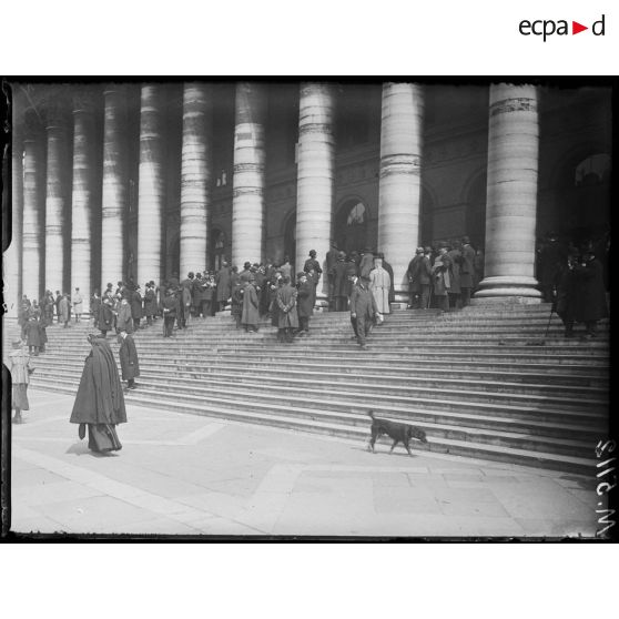 Paris, la Bourse à l'heure des Affaires. [légende d'origine]
