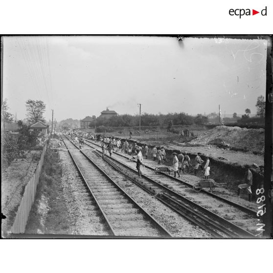 Entre Blangy et Aumale, travailleurs chinois doublant la voie ferrée. [légende d'origine]