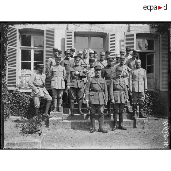 Sarcus, quartier général du général Foch. Le général Foch et son état-major. [légende d'origine]