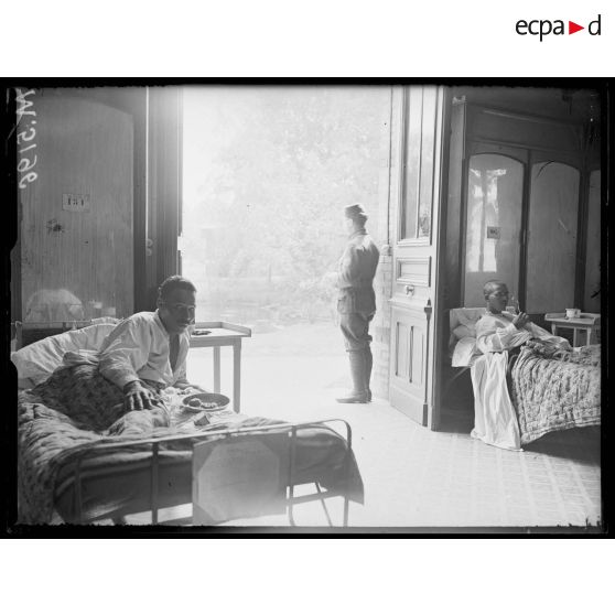 Nogent-sur-Marne, visite des médecins inspecteurs Février et Gouzion à l'hôpital colonial. Une salle de blessés. [légende d'origine]
