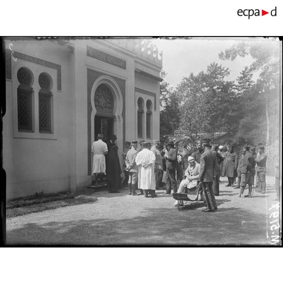 Nogent-sur-Marne, visite des médecins inspecteurs Février et Gouzion à l'hôpital colonial. Devant la mosquée. [légende d'origine]