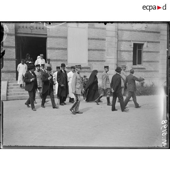 Nogent-sur-Marne, visite des médecins inspecteurs Février et Gouzion à l'hôpital colonial. Les visiteurs sortent du pavillon central. [légende d'origine]