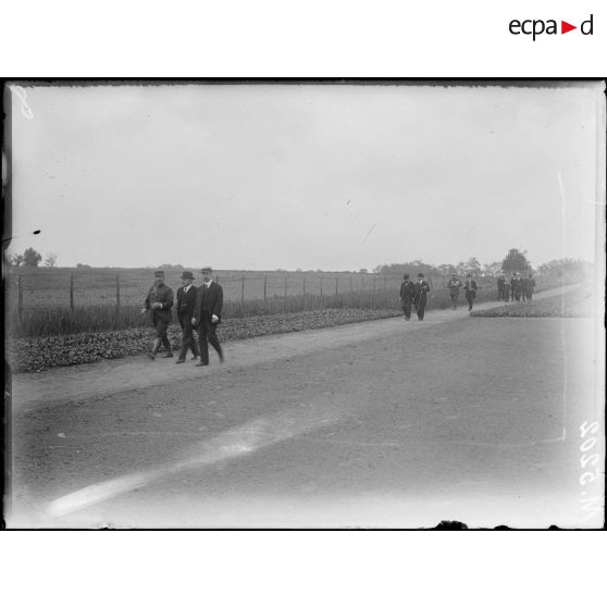 Versailles, M Clementel et Victor Boret visite la pépinnière nationale. [légende d'origine]