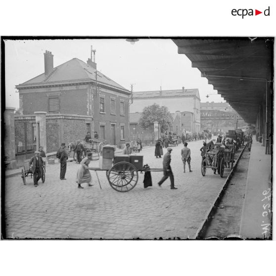 Paris, gare d'Austerlitz. Dans la cour, la queue aux bagages. [légende d'origine]