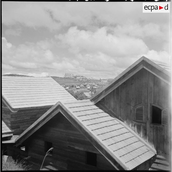 Le domaine de Sainte-Marie aperçu entre les villas de la route de Cau Quéo. [description provisoire]