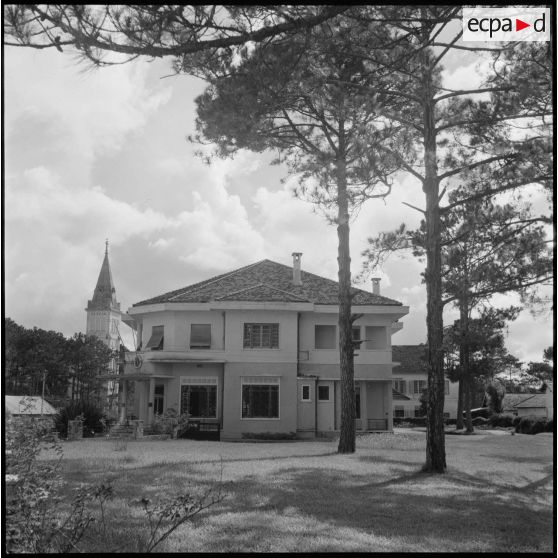 Édifice à proximité de la cathédrale Saint-Nicolas à Dalat.