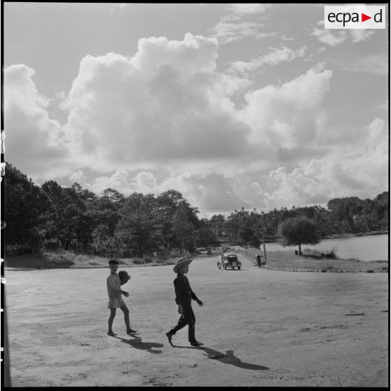 Enfants traversant une route en direction du lac de Dalat.