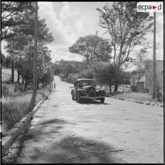 Citroën Traction Avant sur une route à proximité de Dalat.