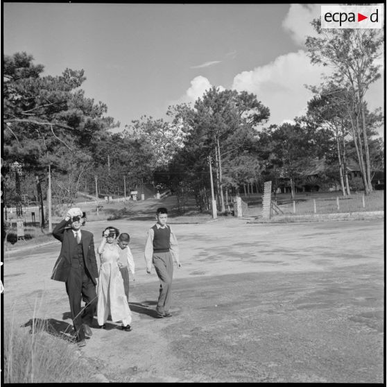 Famille vietnamienne se promenant à proximité du lac de Dalat.