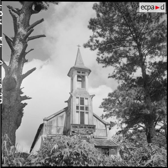 Église catholique et école Sainte-Marie à Dalat. [description provisoire]