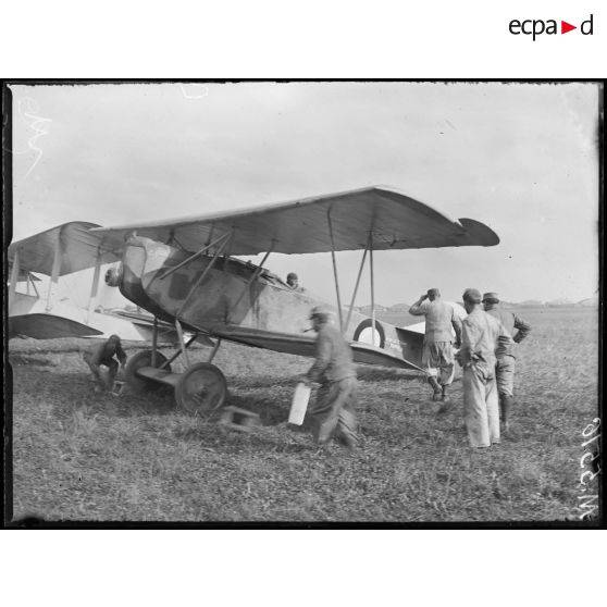 Villacoublay, camp d'aviation. Visite d'une mission américaine. Un avion prend le départ devant la mission. [légende d'origine]