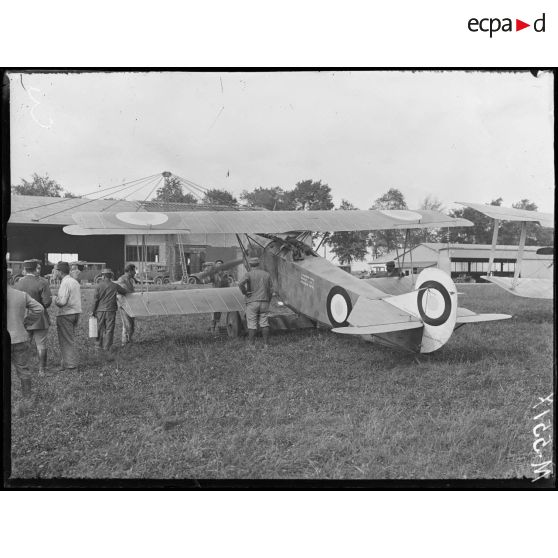 Villacoublay, camp d'aviation. Visite d'une mission américaine. Les avions devant les hangars. [légende d'origine]