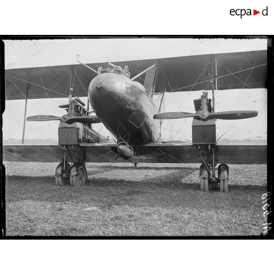 Villacoublay, camp d'aviation. Visite d'une mission américaine. Un avion de bombardement. [légende d'origine]