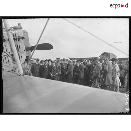 Villacoublay, camp d'aviation. Visite d'une mission américaine. La mission devant un avion de bombardement. [légende d'origine]