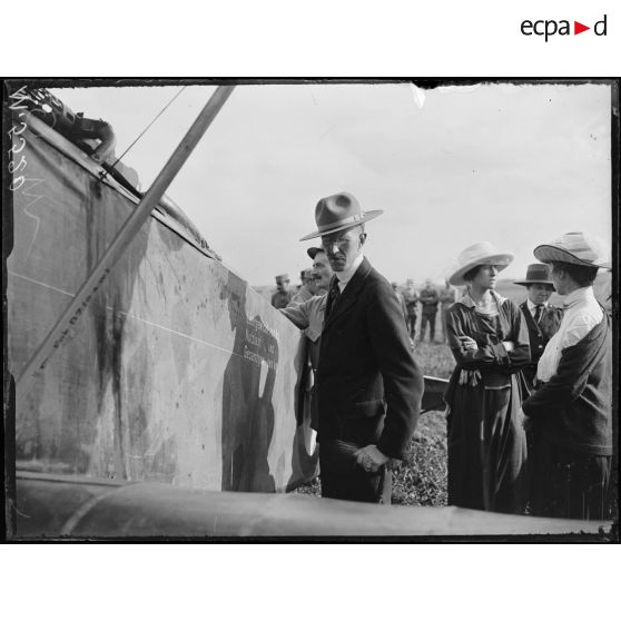 Villacoublay, camp d'aviation. Visite d'une mission américaine. Devant un avion. [légende d'origine]