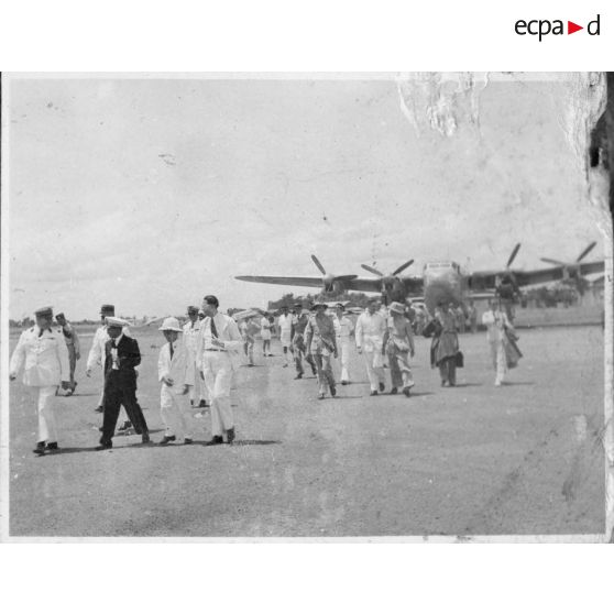 Norodom Sihanouk, le roi du Cambodge, à l'aéroport de Tan Son Nhut, accompagné d'un cortège d'autorités civiles et militaires.