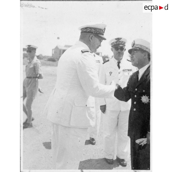 A son arrivée à l'aéroport de Tan Son Nhut, Norodom Sihanouk sert la main de Jean Cédile, commissaire de la République en Cochinchine.