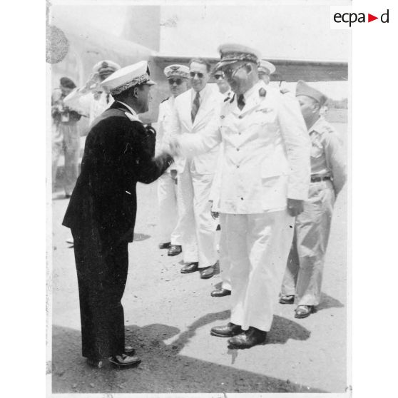 A son arrivée à l'aéroport de Tan Son Nhut, Norodom Sihanouk sert la main de Jean Cédile, commissaire de la République en Cochinchine.