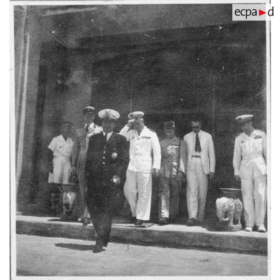 Norodom Sihanouk, le roi du Cambodge, à sa sortie de l'aéroport de Tan Son Nhut.