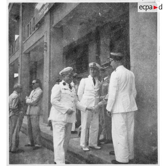 Norodom Sihanouk, le roi du Cambodge, à sa sortie de l'aéroport de Tan Son Nhut.