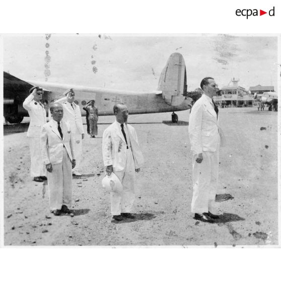 Norodom Sihanouk, roi du Cambodge, à son arrivée à l'aéroport de Tan Son Nhut salue le drapeau.
