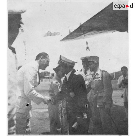 Norodom Sihanouk, le roi du Cambodge, et le général Alessandri, à leur arrivée à l'aéroport de Tan Son Nhut.