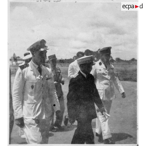 Norodom Sihanouk, le roi du Cambodge, à son arrivée à l'aéroport de Tan Son Nhut, accompagné d'un cortège d'autorités civiles et militaires.