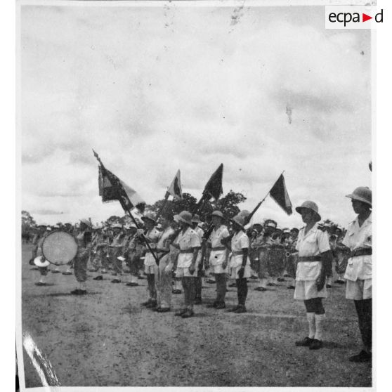Norodom Sihanouk, roi du Cambodge, à son arrivée à l'aéroport de Tan Son Nhut salue le drapeau.