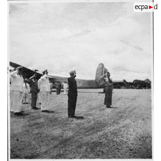 Norodom Sihanouk, roi du Cambodge, à son arrivée à l'aéroport de Tan Son Nhut salue le drapeau.