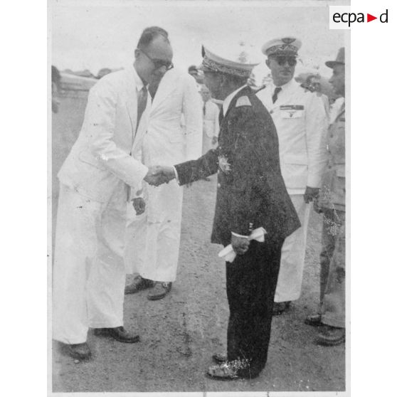 A son arrivée à l'aéroport de Tan Son Nhut, Norodom Sihanouk, le roi du Cambodge, discute avec les représentants de l'autorité civile et militaire venus l'accueillir.